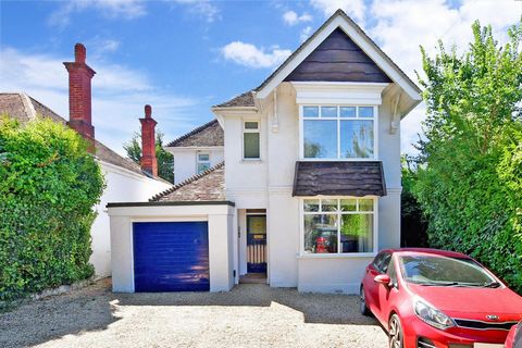 This charming detached 1920s family home is in an excellent location as it is just a short walk into the centre of Ryde and is near good local schools. At the same time, it is an easy commute with a regular catamaran and hovercraft ferry service to t...