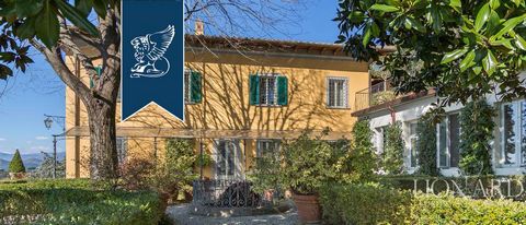 Cette magnifique villa de luxe d'époque, est à vendre, située sur les belles collines toscanes à quelques kilomètres de Florence. La propriété se compose de 2 unités immobilières et de diverses dépendances, pour une surface totale de 900 mètres ...