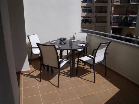 Het moderne appartement ligt in Rosas, een Spaanse leefgemeenschap in de provincie Gerona, Catalonia. Rosas ligt aan de Costa Brava, de noordkust van de Golf van Rosas, ten zuiden van Cape Creus. Het ligt 150 meter van het zandstradn, 1.9 km van de s...