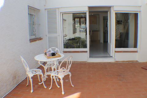 Ce confortable appartement de vacances, avec vue sur mer se trouve à Rosas, Costa Brava, dans la province de Gérone, en Catalogne. Le logement est situé dans un quartier calme à proximité d'une zone commerçante et des restaurants, à 300 m de la plage...