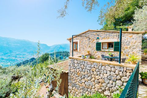 Breathtaking house for 4 people, with spectacular views to the mountains, located over an olive grove at the Puig Major road, on the outskirts of Fornalutx. The exteriors of this house will lead you to a different world, thanks to its fields full of ...