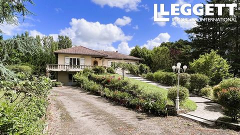 A14505 - In Port-Sainte-Foy-et-Ponchapt, a few minutes from the shops, close to Bergerac airport and the medieval villages of the area, this large, quiet house with its large wooded park and covered swimming pool, offers all the comforts required for...