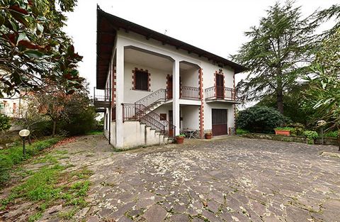 Introduction Detached house on two levels located in an easy-access location coming from both Cortona and Trasimeno Lake. The well-maintained property is surrounded by a private courtyard and a 1250 square meters of land used as an olive grove. Type:...
