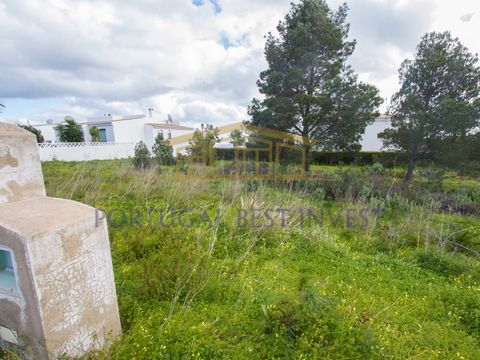 Urban plot with 713sqm with building permission for a villa, located near the beaches of Cabanas Velhas, Burgau and Salema. This plot is located in Quinta da Fortaleza, a quiet area surrounded by the green of the countryside and the blue of the ocean...
