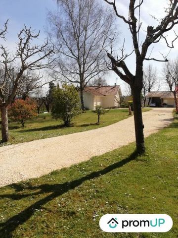 This house of 119 m2 is ideally located in the town of Miramont-de-Guyenne in the department of Lot-et-Garonne. 25 minutes from Marmande, 1 hour from Agen and 1h30 from Bordeaux, you can enjoy all the charm of a typical village of the South-West whil...