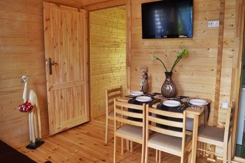 DIt houten vakantiehuis is gelegen in Mielno, tussen de Baltische zee en het Jamno-meer. Het huis heeft 1 slaapkamer en is geschikt voor 4 personen in totaal. De vakantiewoning bevindt zich op slechts 1 km van het bruisende centrum van Mielno. Hier v...