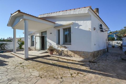 Eucaliptus is a small urbanisation situated in the Natural Park of the Ebro Delta, at the foot of the beach, with open spaces, fine sand dunes. It is a plot of 500m², inside of which there is a detached house with a constructed area of 180m². It is d...