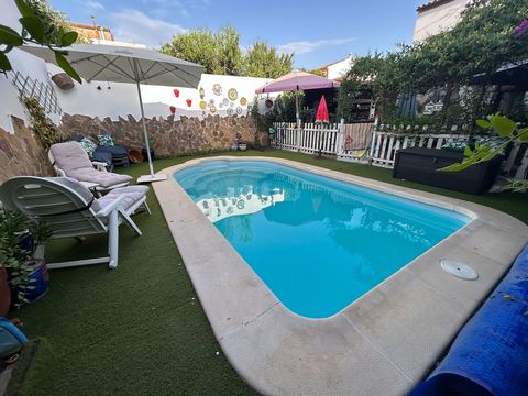 Dear client, we present a magnificent opportunity to acquire an Andalusian style villa in the village of Rute, in the centre of Andalusia. It is a property with all the comforts and charm of traditional architecture, situated in a privileged natural ...