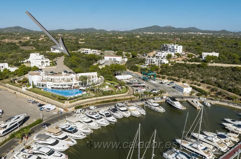 1.010 m2 plot in the Marina of Cala d'Or with all services (water, electricity, sidewalks, street lighting, asphalt and sewer) with the possibility of building two houses. Maximum building area: 262 m2 of living space plus 146 m2 of basement, 100 m2 ...