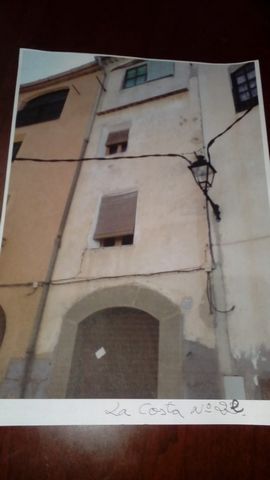 Townhouse in La Bisbal de Falset quiet and excellent climate special area for sport climbing The property has 135m2  of surface and 80m2 of plot 10 m2 of kitchen 20 m2 of dining room 2 double rooms and 2 single rooms a bathroom with bathtub equipped ...