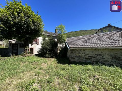 POSSIBILITIES AND CALM! This real estate complex of approximately 120m², completely to be renovated, offers various development possibilities. This house divided into two distinct parts is located on a plot of more than 400m² facing south-west with a...