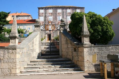 Een oude kapiteinsvilla gemaakt van steen met een luxe tuin, op 20 m van de zee, in het centrum van Orebić op het schiereiland Pelješac. De indrukwekkende architectuur van het pand heeft de beste kenmerken van de traditionele mediterrane bouw behoude...