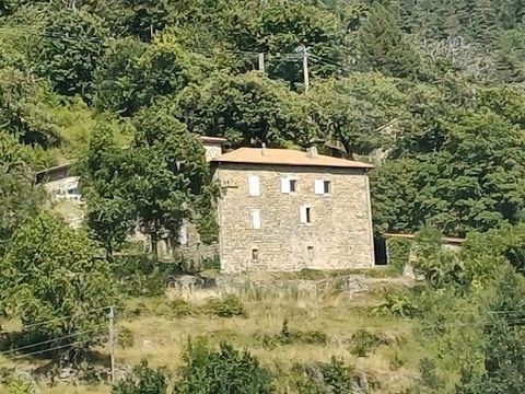 A Gluiras, petit village situé en Ardèche, venez découvrir ce petit coin de paradis, avec une magnifique vue sur les Monts d'Ardèche. Sur un terrain de 1350m², vous découvrirez une maison individuelle toute en pierres de 110m² habitable composée d'un...