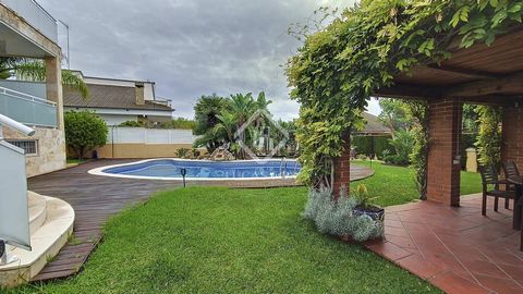 Lucas Fox presents this beautiful villa with four winds, distributed over two comfortable floors, plus the lower ground floor. The house offers a comfortable and functional layout with very spacious rooms. We access the property through an incredible...