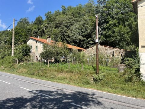 Catalan farmhouse composed on the ground floor of a dining room with wood stove, a living room, a kitchen and a storage room. The 1st floor has 3 bedrooms, an office and a bathroom with toilet. Many possibilities are available to you thanks to the mo...
