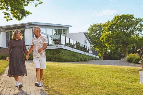 Ferienpark am Meer und Strand in Sandkås Entlang der Küstenstraße zwischen Bornholms beliebten Städten Gudhjem und Allinge liegt die Stadt Sandkås und der Ferienpark Abildgård. Hier können Sie auf den Spuren des deutschen Kunsthändlers Herbert von Gr...