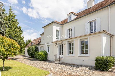 The VANEAU group presents a 15-room residence built on a plot of 4705 m² which is part of the rural architectural heritage of Vieux Villepinte. This property offers: a main house on two floors of about 200 m² each, an adjoining outbuilding of three r...
