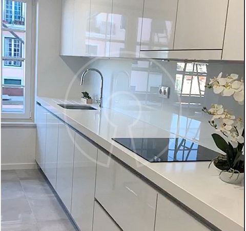 Apartment comprising living room, kitchen, 3 bedrooms, 1 of which is en-suite, and 2 bathrooms. The property also includes a storage room and 2 parking spaces. High quality finishes Floating floor; kitchen and mosaic bathrooms; Kitchen with white cab...