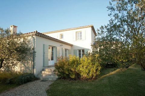 Discover this luxury villa with a large garden, located in the Gard. Thanks to its great location, you have both the countryside and the village centre (200m walk) within easy reach. Ideal for holidays with family or friends. Don't visit the medieval...