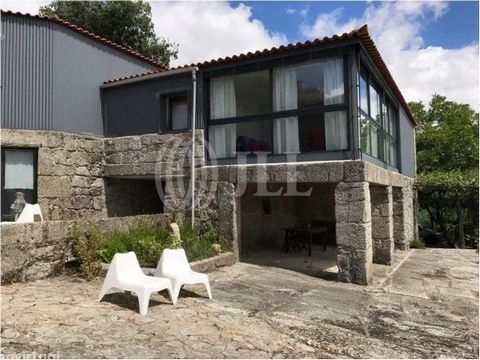 Quinta da Costeira avec 52000 m2, entièrement récupéré, avec piscine à Travassós - Fafe, Braga. Réparti sur 4 maisons : Maison principale, Maison du Douro, Maison Minho et Maison de Vizela. La maison principale est développée sur deux étages, le prem...