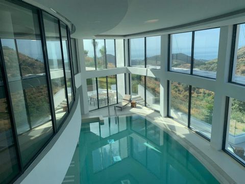 This luxurious penthouse with a total built area of 177 m2 is located in Palo Alto, very bright and has stunning views towards the sea and mountains and offers high privacy. This unit has three bedrooms, two bathrooms plus a sunny terrace with south-...