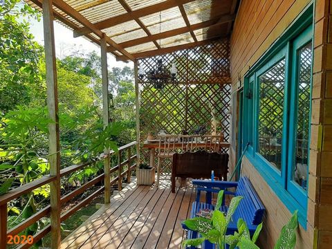 Huset är byggt på pålar. Den har ett stort rum som kombinerar kök, matsal och vardagsrum. Det finns två rum, två badrum och ett förråd under huset. Från den L-formade terrassen har du tillgång till den frodiga trädgården med sina vackra tropiska växt...
