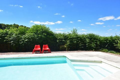 Situata a Chaumard in Borgogna, questa casa vacanze dispone di 2 camere da letto per 4 persone. Gli ospiti possono rilassarsi nella piscina privata e accedere a WiFi gratuito qui. Mentre puoi goderti il tramonto dalla proprietà stessa, puoi anche cam...