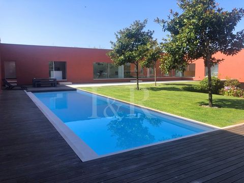 4-bedroom luxury villa for sale in Óbidos, inserted in the Bom Sucesso Resort, located 80 km from Lisbon and 15 minutes from the historic medieval vila. Set in a plot of land with 965 m2, this luxury villa designed by the architect Carrilho da Graça ...