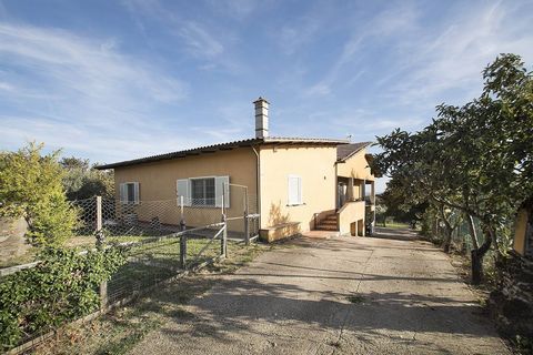 Caprarola, Cucciale area, entire semi-detached house ideal for two families with tavern and garage below. The villa was finished building in the early 2000s and is surrounded by land of approximately 2000 m2. fenced and illuminated, with 20 olive tre...