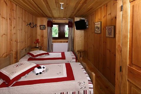 Chalet Leslie Alpen is een gezellige groepsaccommodatie in het hart van Oisans. Het chalet beschikt over 5 slaapkamers voor 10 personen. Dit is ideaal voor een wintersportvakantie met meerdere gezinnen. Op nog geen 100 m van het chalet vind je de hal...