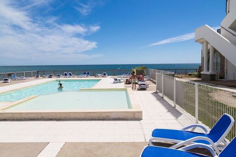 Located in the Valentin Plage residence, this apartment is an ideal location for a successful summer holiday in the so-called ''Côte Sauvage'' near the bay of La Baule. The small, enclosed and green domain (2 ha) consists of a monumental main buildin...