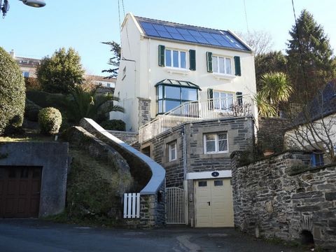 PORT of Morlaix. RARE. High quality location: unobstructed view of the Port and the city. Stone house completely renovated with beautiful amenities. Includes double living room bright thanks to its bow window offering a view of the Port, independent ...