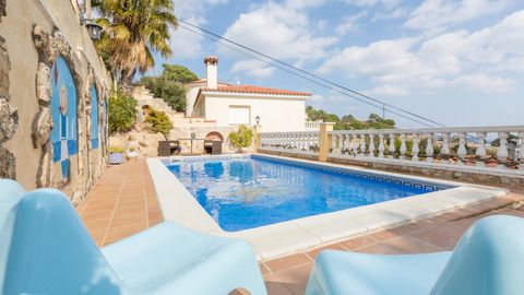 Villa Crisantemo, with a 100 m2 living area (+ 600 m2 plot), is located in the quiet area of Serra Brava 4 km from the beach of Cala Canyelles and 8 km from Tossa de Mar, (6 Km from center of Lloret de Mar). The pictures of the beach do not correspon...