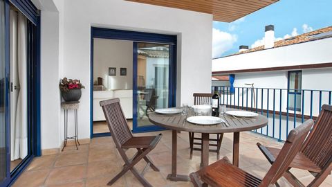 Nice and spacious duplex apartment located just 50 meters walking from the beach of Llafranc, one of the most beautiful on the Costa Brava! near cafes, restaurants and shops. Ideal to enjoy a quiet family holiday on the Costa Brava! Llafranc is one o...