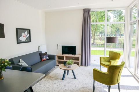This contemporary chalet is located in the nature-rich holiday park Resort Bad Hoophuizen. The park is located right on the beautiful Veluwemeer, where you can enjoy fantastic recreational activities. The historic city centre of Harderwijk is 11 km a...