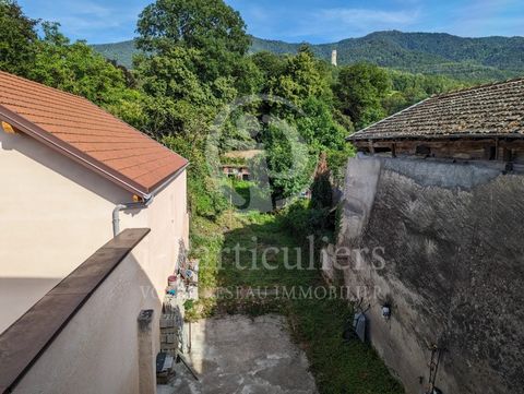 In the town of Pontcharra, come and discover this village house transformed into three apartments with 300 m2 of garden. The ground floor has a T2 apartment of 54 m2 consisting of a spacious bedroom of 17m2, a fitted kitchen, a living room opening on...