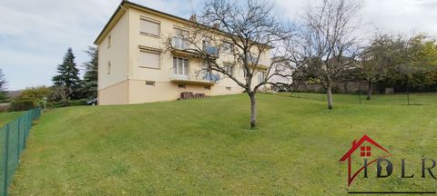 Very nice six-room apartment, 106 square meters. On the raised ground floor: A large entrance hall, kitchen, double living room of almost 30 square meters, four large bedrooms, bathroom and separate toilet. A balcony opening onto the kitchen and livi...