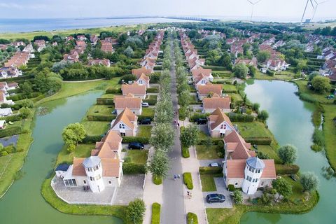 Cette villa individuelle au toit de chaume et restylée est située dans la Noordzee Résidence De Banjaard, à 1 km à peine de la plage. Le séjour est moderne et la cuisine est entièrement équipée de divers appareils encastrés pour votre confort. Il y a...