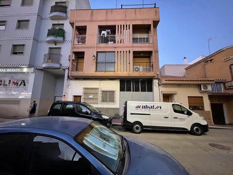 Commercial premises for sale in Isaac Peral street in front of Mercadona in Archena 300m2. surface. Local at street level, with direct access has windows to the street. Distributed over one floor, main floor of 300 units, it is a very versatile build...