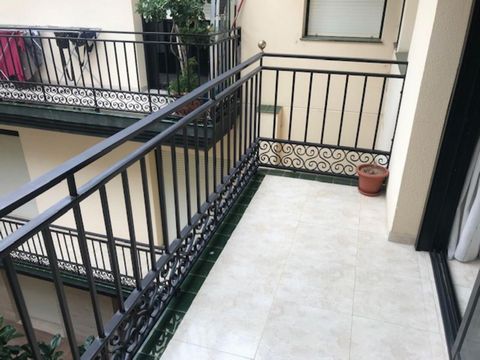 90 m2 apartment in Sant Carles de la Rapita, Costa Dorada. It has 3 bedrooms and a bathroom with bathtub. Independent kitchen and living room with access to the terrace. The terrace overlooks an open interior courtyard, very quiet and bright. Central...