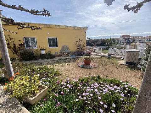 Villa of 678 m2 plot in Alcanar beach, Costa Dorada, Tarragona. It has a new open plan kitchen with bar open to the living room, covered terrace, 3 bedrooms, bathroom and toilet. Possibility to make a fourth room with its own bathroom. Garage. Outdoo...