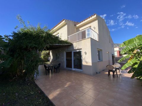 Beautiful villa in Alcanar beach, Serramar, Costa Dorada, Tarragona. It has a plot of 580 m2 on which a swimming pool can be built, it is distributed on the ground floor and first floor. Downstairs we find the garage, the laundry/storage room, a bedr...