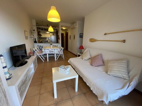 Beautiful ground floor in the Ebro Delta, urbanization Eucaliptus, Amposta, Costa Dorada. Located 2 minutes walk from the beach. It has 2 double bedrooms with fitted wardrobes, a bathroom with shower, wardrobe for the washing machine and water heater...
