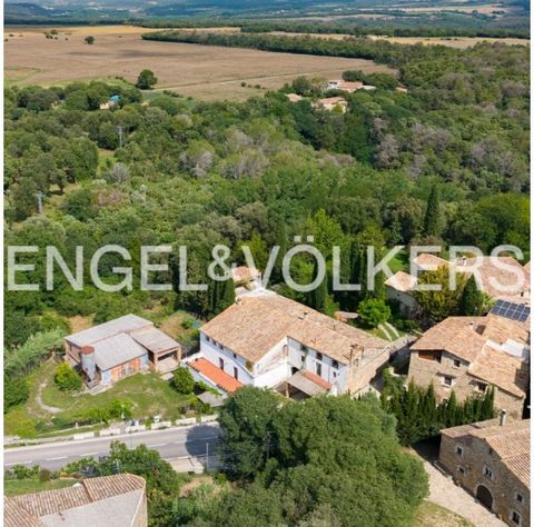 In the charming town of Esponellà, in Girona, stands majestically a beautiful country house from the 20th century, meticulously restored to preserve its original charm. With a built area of 1000 m² and surrounded by an extensive plot of 4,000 m², thi...
