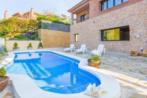 Villa Ponent is een modern huis, gelegen op 1 km van het strand op een perceel van 950 m2 in de badplaats Cala Canyelles, op 6 km van het centrum van Tossa de Mar en 4 km van het centrum van Lloret de Mar. De foto's van het strand komen niet overeen ...