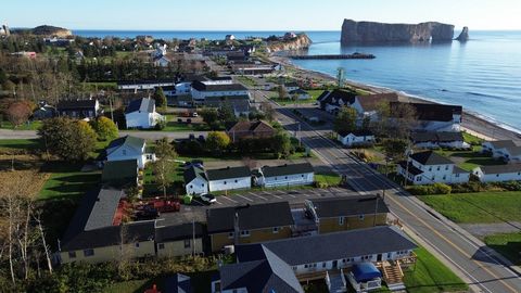 Semi-commercial income building in the heart of downtown Percé. Traffic is guaranteed by its strategic location. There are two commercial spaces on the front, a 5.5-room apartment on the second level, a bungalow at the back as well as seven fully equ...
