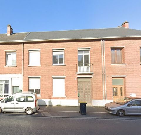 02260-La capelle. Semi-detached house of about 174m² in the town centre. Big potential: Ideal for investors who can be divided into 3 beautiful apartments of more than 85m², one dwelling per level. On the ground floor: large entrance hall, leading to...