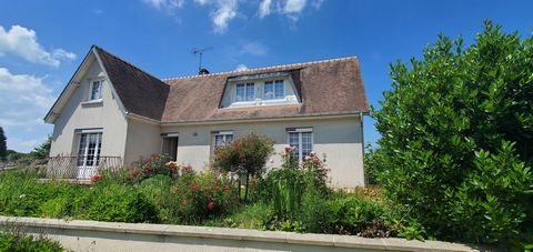 A 30 mn des plages de la côte fleurie, 15mn de Pont l'Evêque ou 10 mn de Lisieux - Située dans un village typique normand avec école, commerces, restaurants et services, cette maison est entourée d'un grand jardin clos, arboré et fleuri de 3000 m². L...