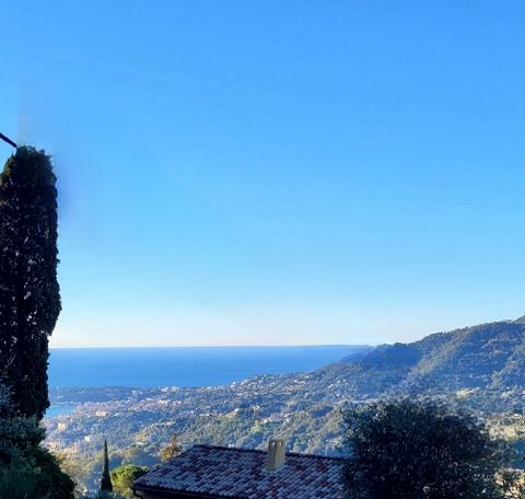 15 minutes from the city of Menton, this beautiful house will seduce you with its breathtaking views of the sea and the village of Castellar. Nestled in a true haven of peace, it develops over two floors that could be used as two independent apartmen...