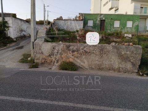 Inmueble compuesto por una vivienda de una sola planta, con 108 m2, patio con pozo, bodega y varias dependencias, cuya superficie ocupa 287 m2 en un total de 395 m2 construidos Situado en el pueblo de Salir de Matos, a 4 km de Caldas da Rainha. Zona ...